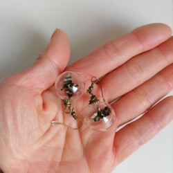 Earrings Crane in glassball -black