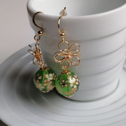 Orecchini perline verde con fiore di metallo