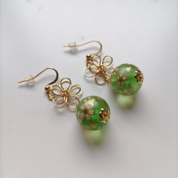 Orecchini perline verde con fiore di metallo
