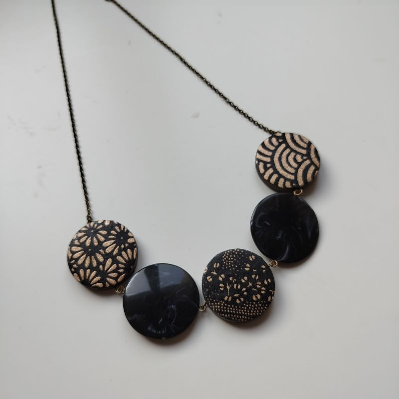 Circle beads and paper short necklace