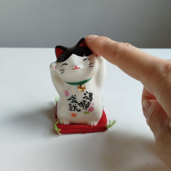 Gatto Manekineko due zampe