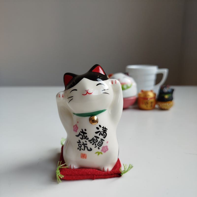 Gatto Manekineko due zampe