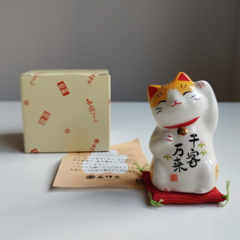 Gatto Manekineko zampa sinistra