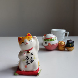 Gatto Manekineko zampa sinistra