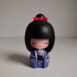 Kokeshi in resina