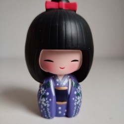 Kokeshi in resina