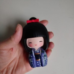 Kokeshi in resina