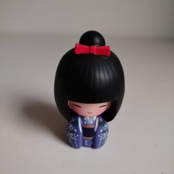 Kokeshi in resina