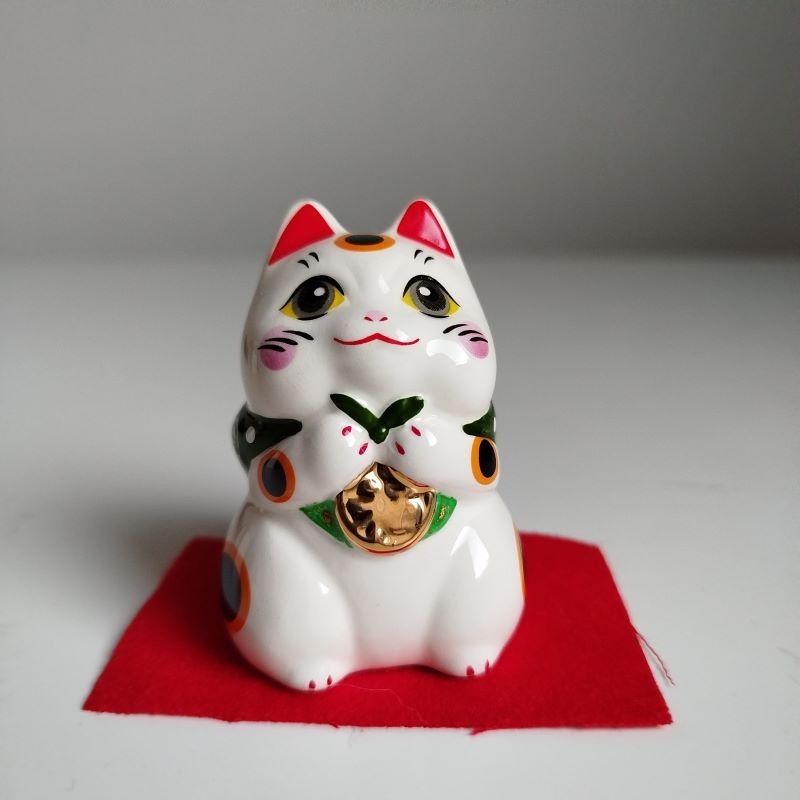 Gatto Manekineko occhi brillanti