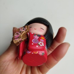 Kokeshi in resina Ventaglio