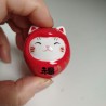 Gatto NekoDaruma con Omikuji -Rosso